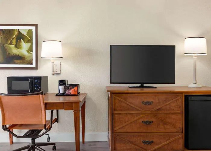 Baymont By Wyndham Intl Speedway I-95 Daytona Beach